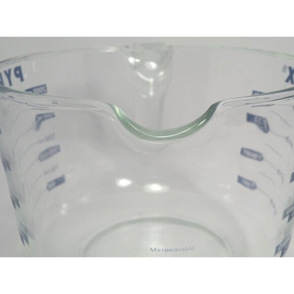 PYREX RARE Blue Vintage all capitol 2 Quart / 8 Cup Glass Measuring Cup With Han - Picture 7 of 15